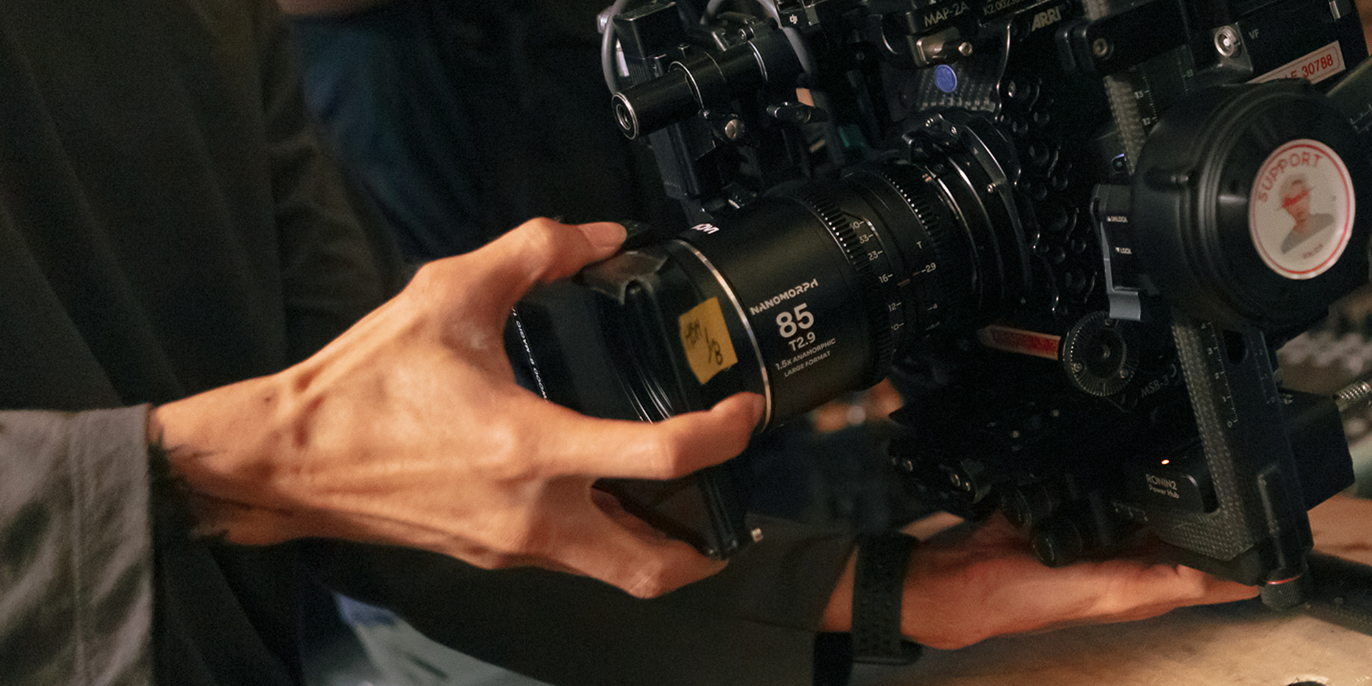 Obiektyw Laowa Nanomorph 85 mm T2,9 1,5x LF Blue do Arri PL / Canon EF w momencie instalowania na kamerze